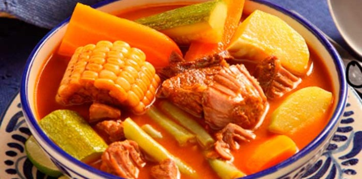 It may be a bit mess, but it's worth it! Costa Rican Foods Image: A bowl of olla de carne contains generous chunks of corn cobs, beef, squash and other vegetables swimming in a savory broth.