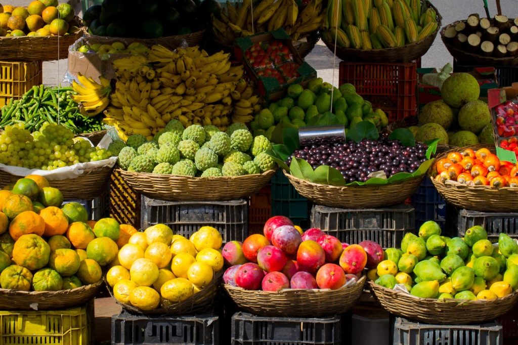 So much luscious fruit—mmm.... Costa Rican Foods Image: A market stand full of colourful baskets of tropical fruits.