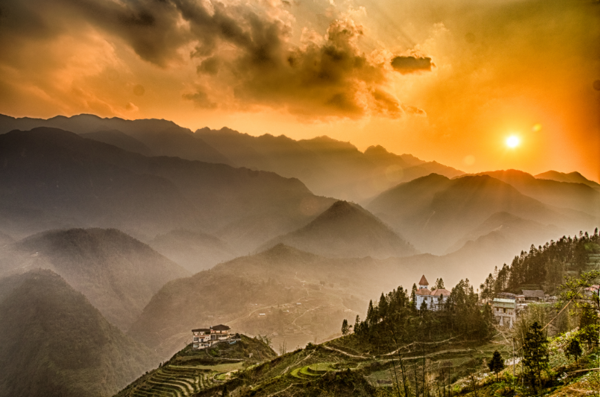 Golden sunlight turns to dusk... Is Sapa Worth Visiting Image: Golden sunlight turns to dusk over Sapa.